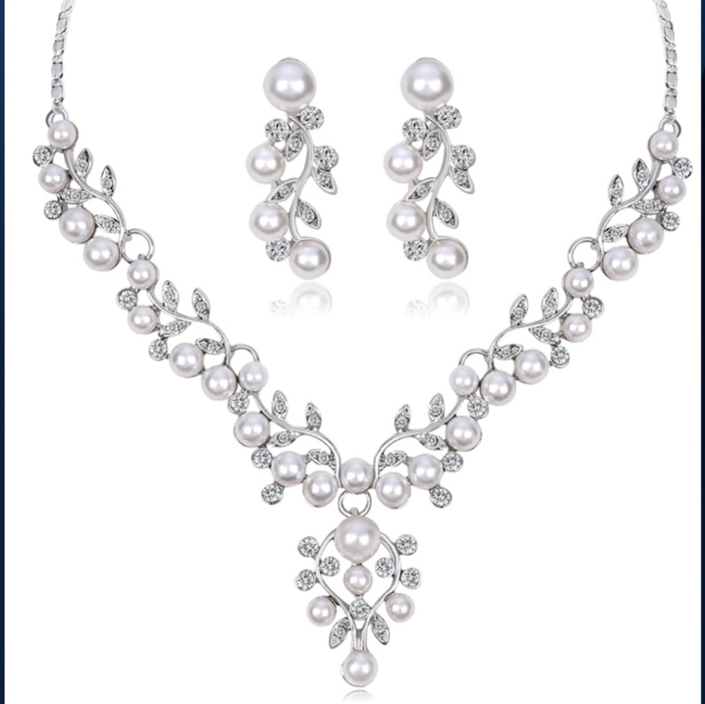 🚫SOLD🚫Necklace & Earring Set w/ Faux Pearls - Picture 2 of 7